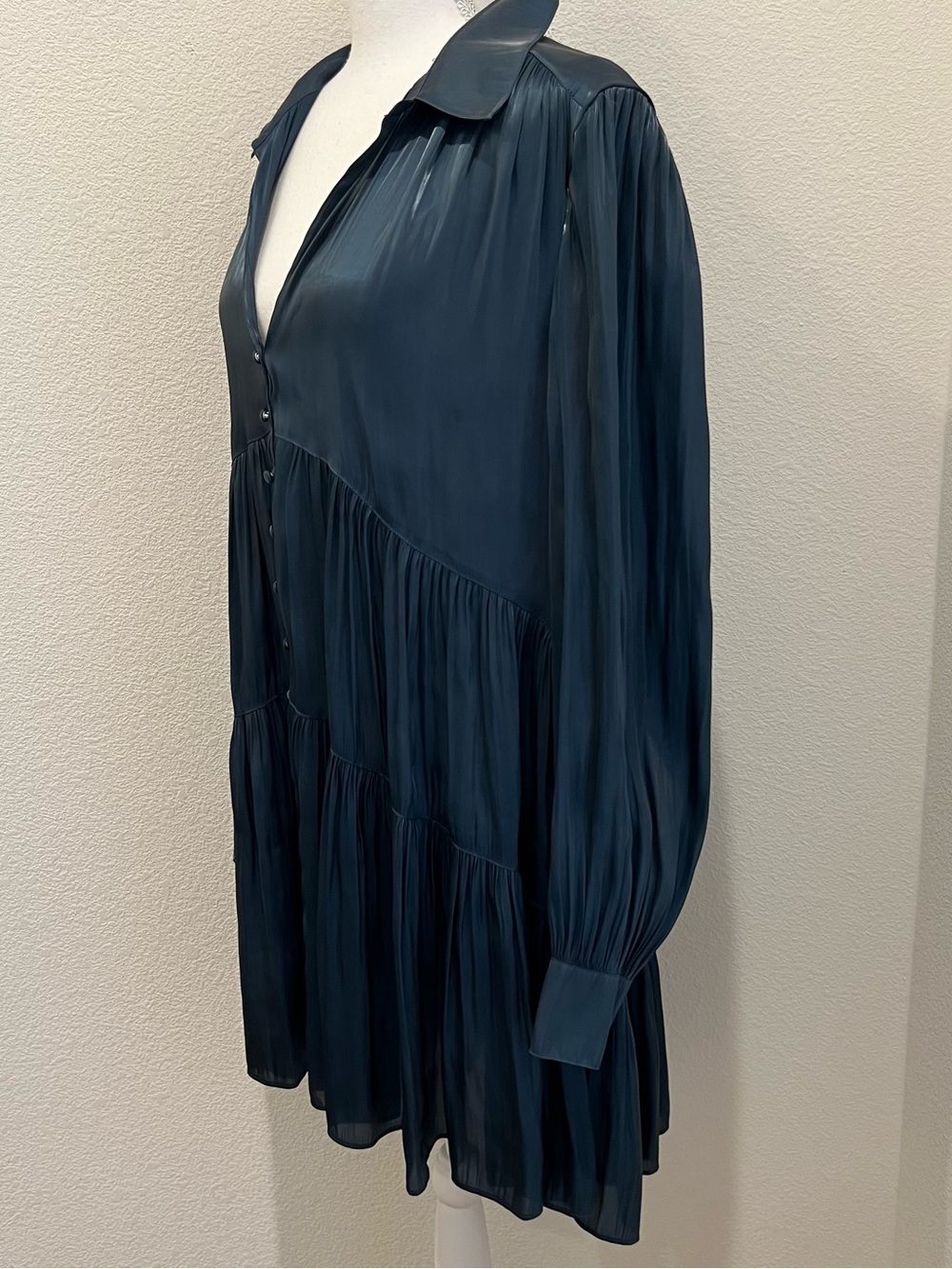 Cinq à Sept Slate Blue Satin Pleated Tiered Shirt Dress 12 Pockets - Picture 5 of 14